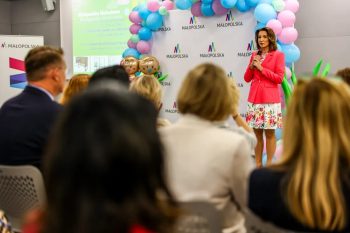 18 czerwca 2026 w Małopolskim Centrum Nauki Cogiteon w Krakowie odbyła się uroczystość wręczenia czeków w ramach realizacji zadania pn. „Małopolska Maluchom”